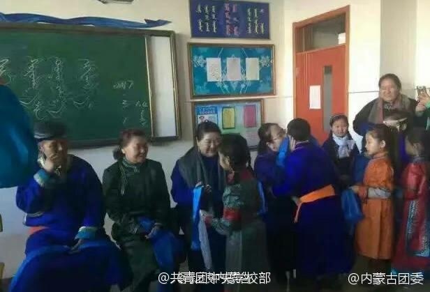 内蒙古开学日 学生穿袍子骑马上学【图】