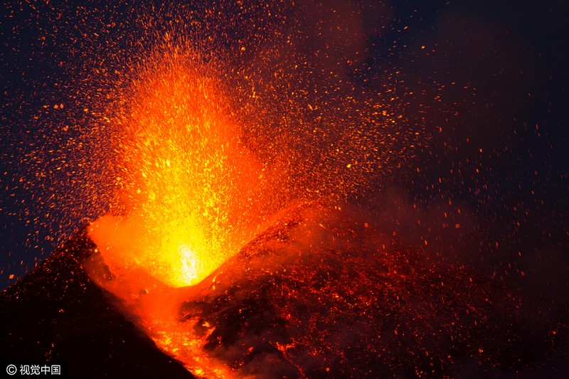 意大利火山喷发 灼热岩浆如火花四溅