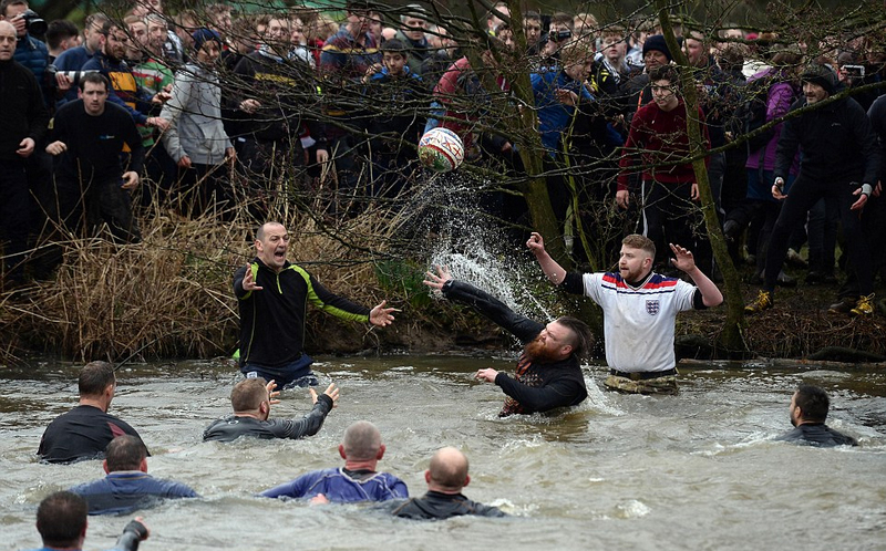 忏悔节足球赛在英举办 可追溯至900年前 数千人奋力抢球-河北新闻频道-长城网