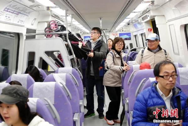 台湾桃园机场捷运正式营运 乘客月台留影