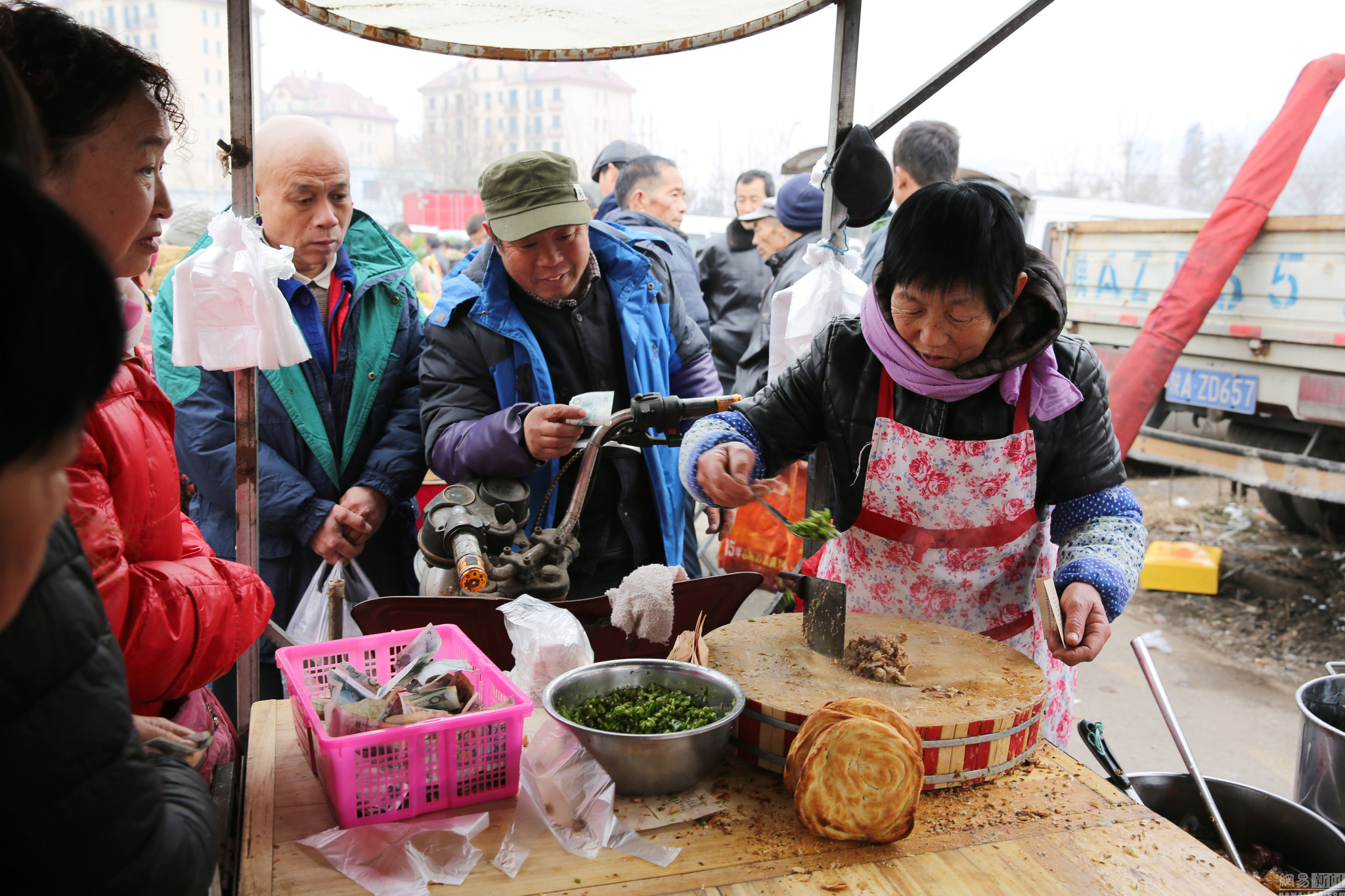 老师辞职卖肉夹馍 网友发问:工作不稳定 退休之