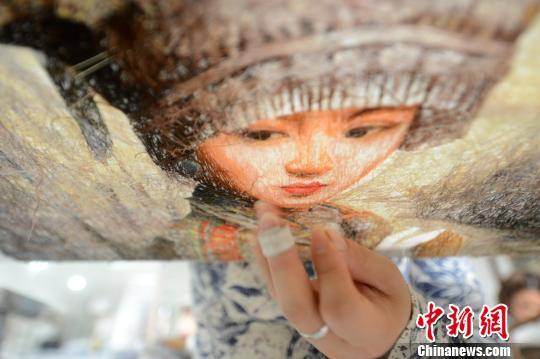 江苏宝应乱针绣"绣娘"展绣技 "绣"美好"钱"景