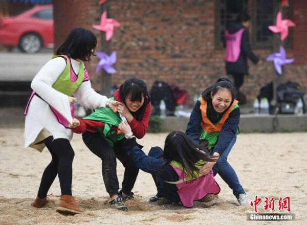 妇女节:女士"撕名牌"发泄解压