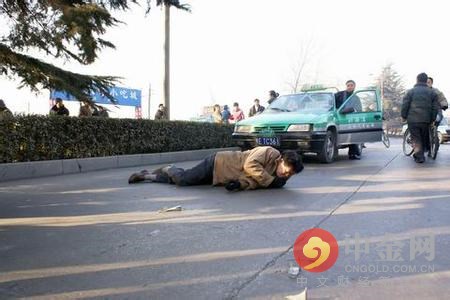 男子酒驾摔倒赖出租车 男子酒驾摔倒赖出租车