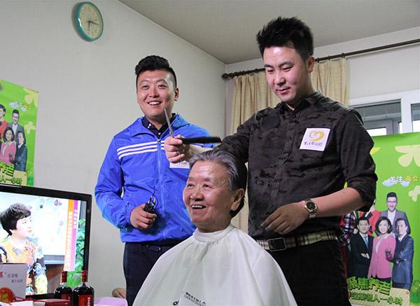 《生活这一刻》暖男路遥偷学理发技艺