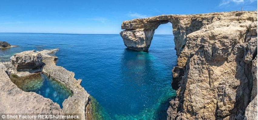 马耳他蓝窗坍塌!目击者:巨石落入海中 烟雾冲上天空__中国青年网