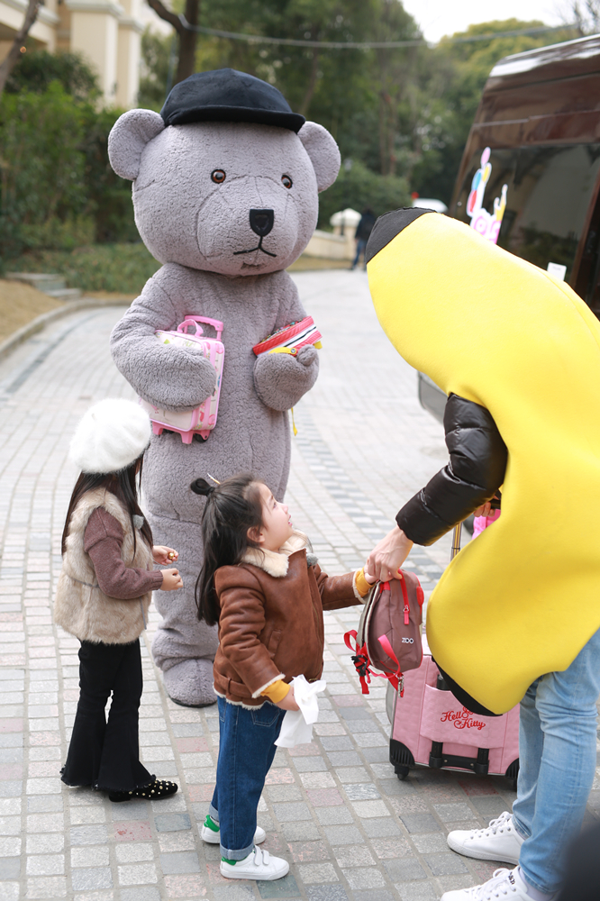 易烊千玺变身玩具熊 怀抱萌娃唱摇篮曲哥哥力