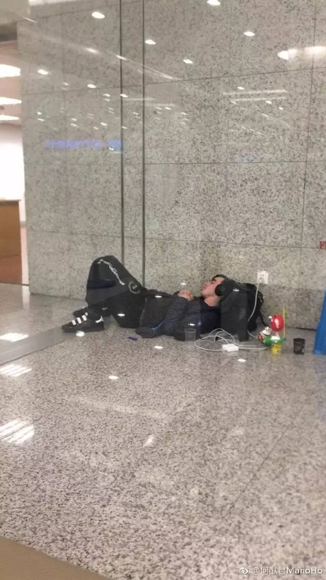 何猷君因同伴护照丢失无法入境 亮身份后找到