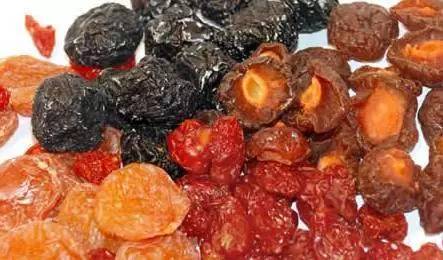 男孩吃3根冰棍后吐血不止 手术中发现喷血小洞