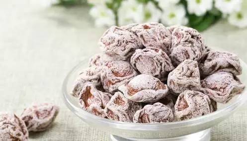 男孩吃3根冰棍后吐血不止 手术中发现喷血小洞