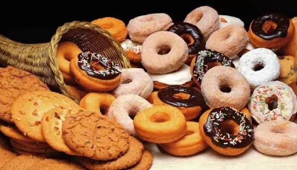 男孩吃3根冰棍后吐血不止 手术中发现喷血小洞