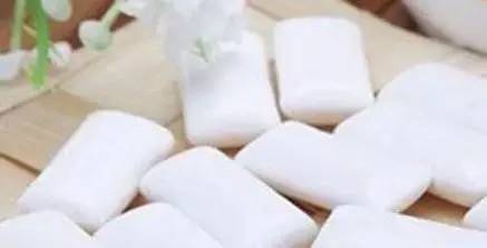 男孩吃3根冰棍后吐血不止 手术中发现喷血小洞