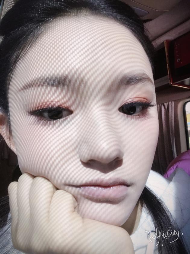 密集恐惧慎入!林允发明丝袜妆浅红眼影抢镜