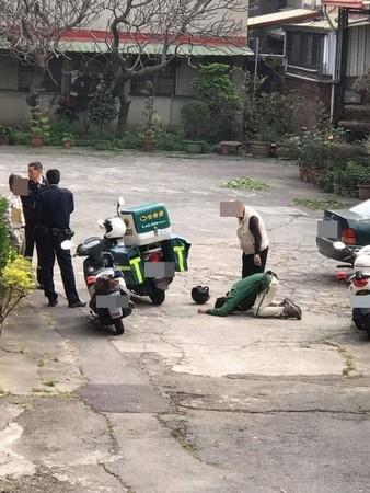 快递员被逼磕头 快递员被逼磕头