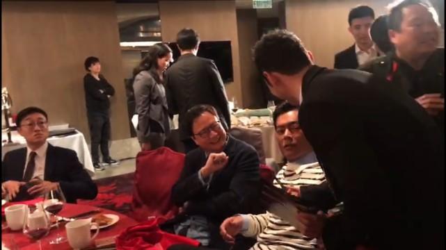 贴心!刘诗诗推助理行李 黄晓明为员工要古天乐