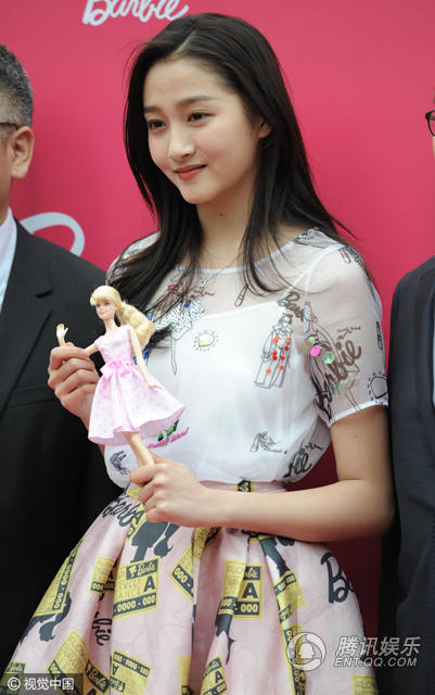 关晓彤手拿芭比娃娃少女心爆棚 穿绣花裙露甜