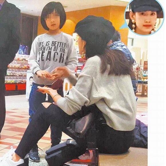 陈若仪戴帽子,耳环,穿着破洞裤,几近素颜,和其他小朋友的家长一起坐在