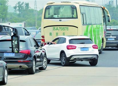 强行变道加塞最不能忍__中国青年网