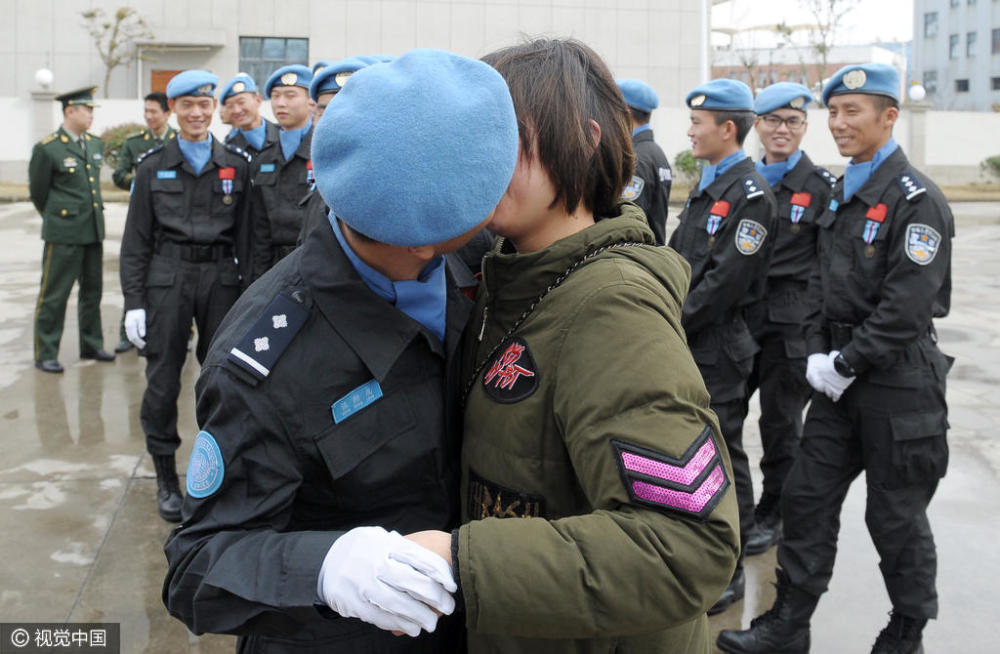 中国维和警察回国拥吻妻子羡煞队友 网友:小别胜新婚!