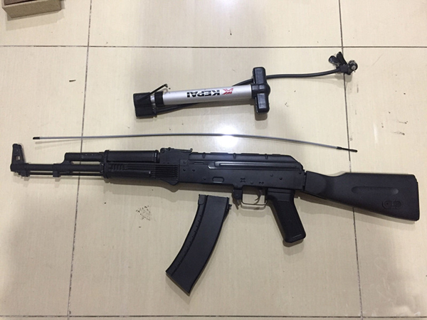 �����оܽ�ͣ���� �ͳ�����ǹ��в�շ�Ա���ױ��̾У�ͼ��