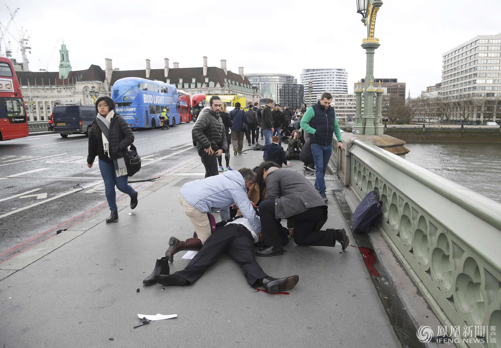 伦敦突发恐怖袭击 暴徒先撞人后下车砍人