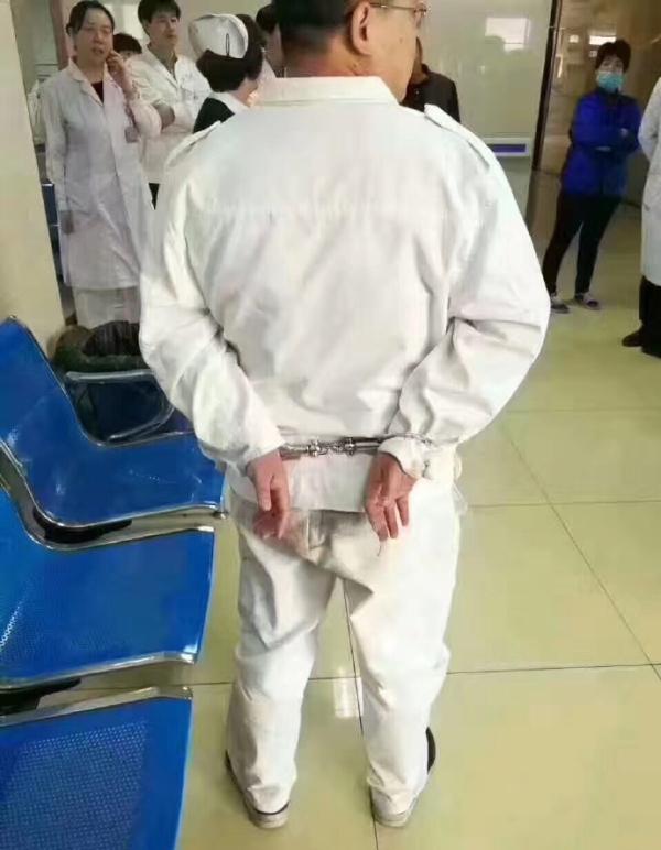 副所长铐住医生欲带上警车 公安已介入调查 副所长铐住医生欲带上警车 公安已介入调查