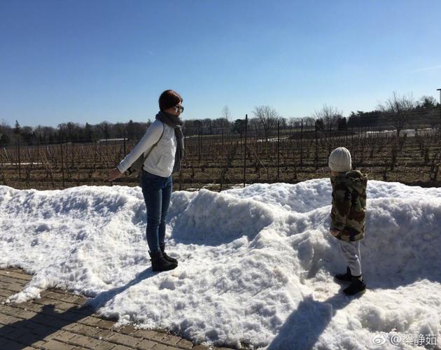 梁静茹携儿子度假晒照片 儿子已有半人高