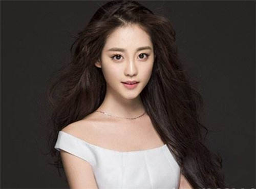 赵丽颖把皇冠戴反 慌忙取下一脸无辜十分可爱