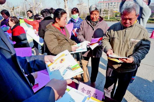 食品药品安全知识走进集市