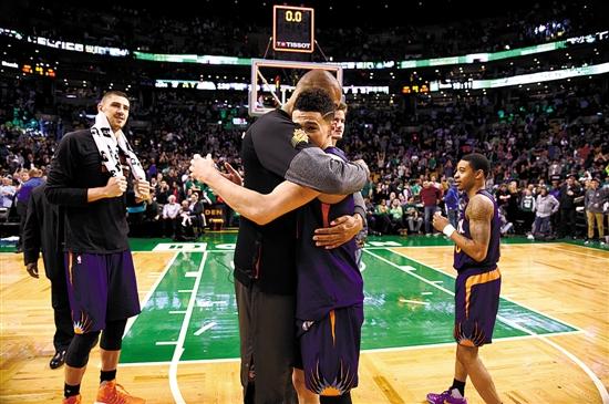 太阳队20岁小将昨天单场拿到70分 这个叫布克