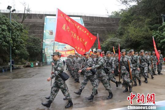 解放军驻澳部队参加植树活动侧记:让树苗帮我守护澳门吧