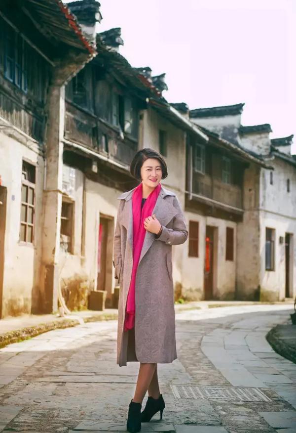 女镇长拍写真走红