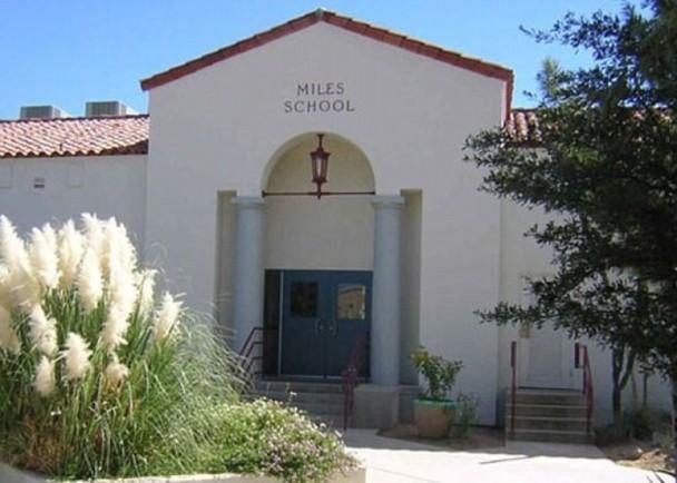 小偷翻围栏被勾现笨贼一箩筐 网友:这就尴尬