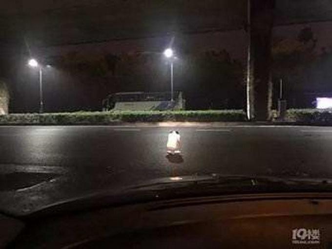 女子半夜蹲马路哭 女子半夜蹲马路哭