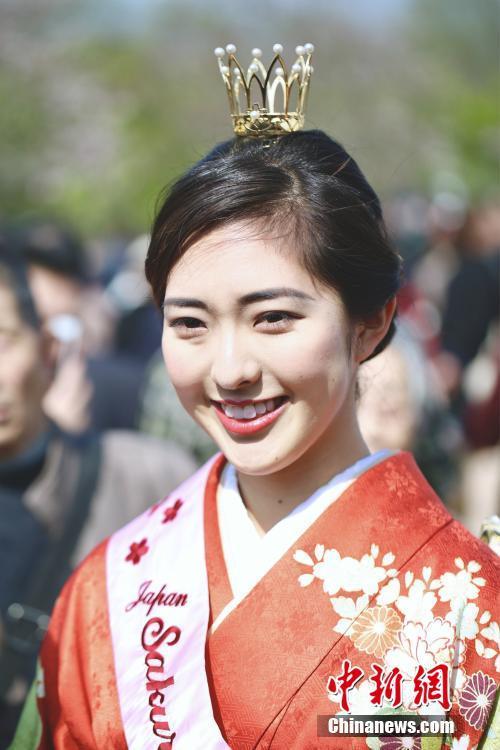 日本"樱花公主"亮相无锡景区引游客争相合