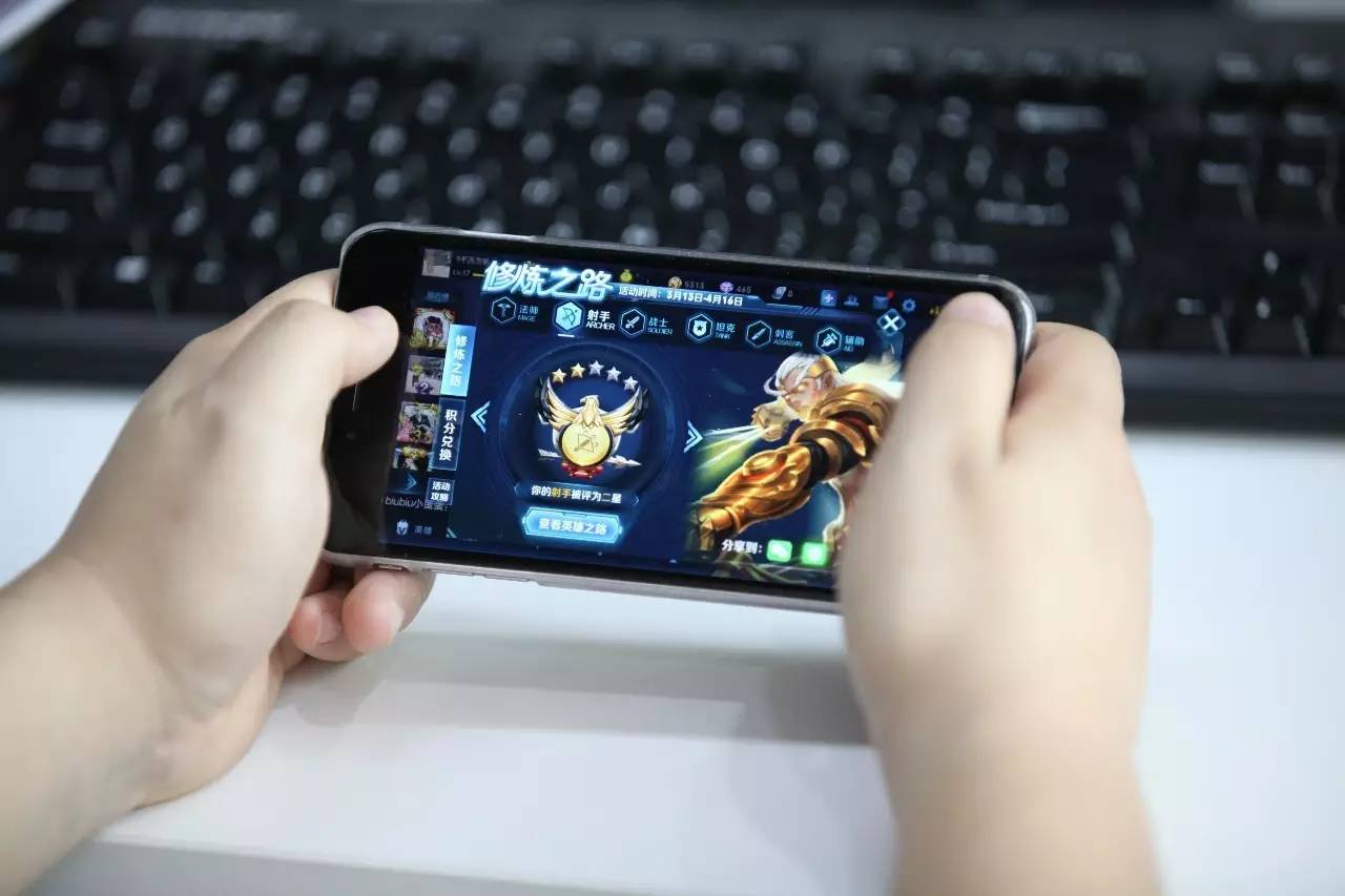 光明日报批《王者荣耀》:荆轲是女的 李白成刺