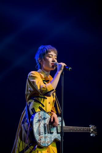 曾轶可巡演歌曲纪实版MV首发 现场亲吻粉丝