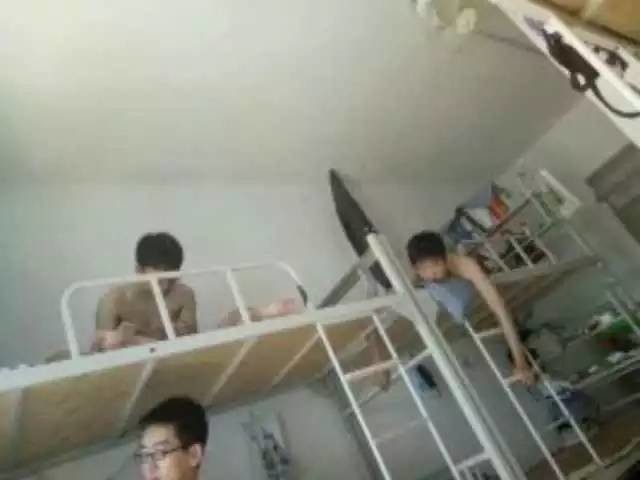 这个学校的男生宿舍火了!女同学都喊着要嫁