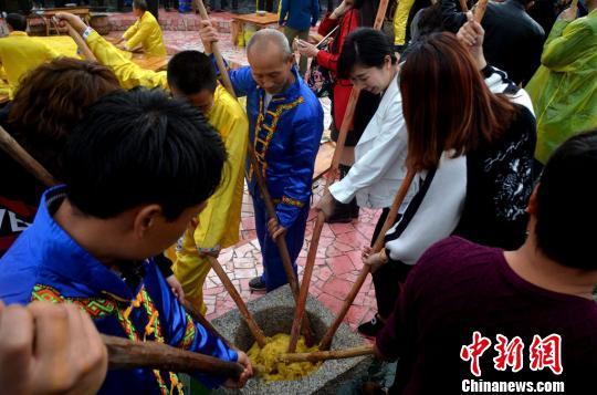 >> 正文   "三月三"是汝城畲族的传统节日.