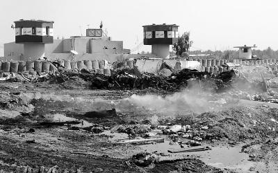 3月30日,在伊拉克巴格达南部,爆炸现场一片狼藉.