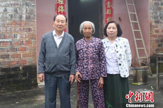 台湾女作家丘秀芷代夫回乡祭祖 了却先生80年