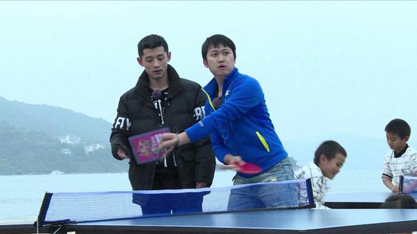 闪爸张继科房卡当球拍花式秀球亮瞎众人