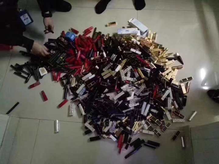 女子狂买1000支名牌口红 女子狂买1000支名牌口红