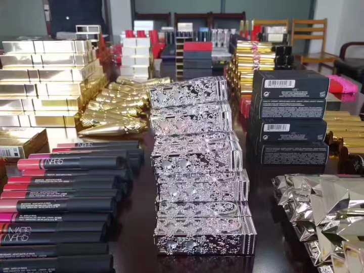 女子狂买1000支名牌口红 女子狂买1000支名牌口红