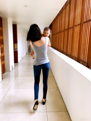 张梓琳抱女儿护头图片