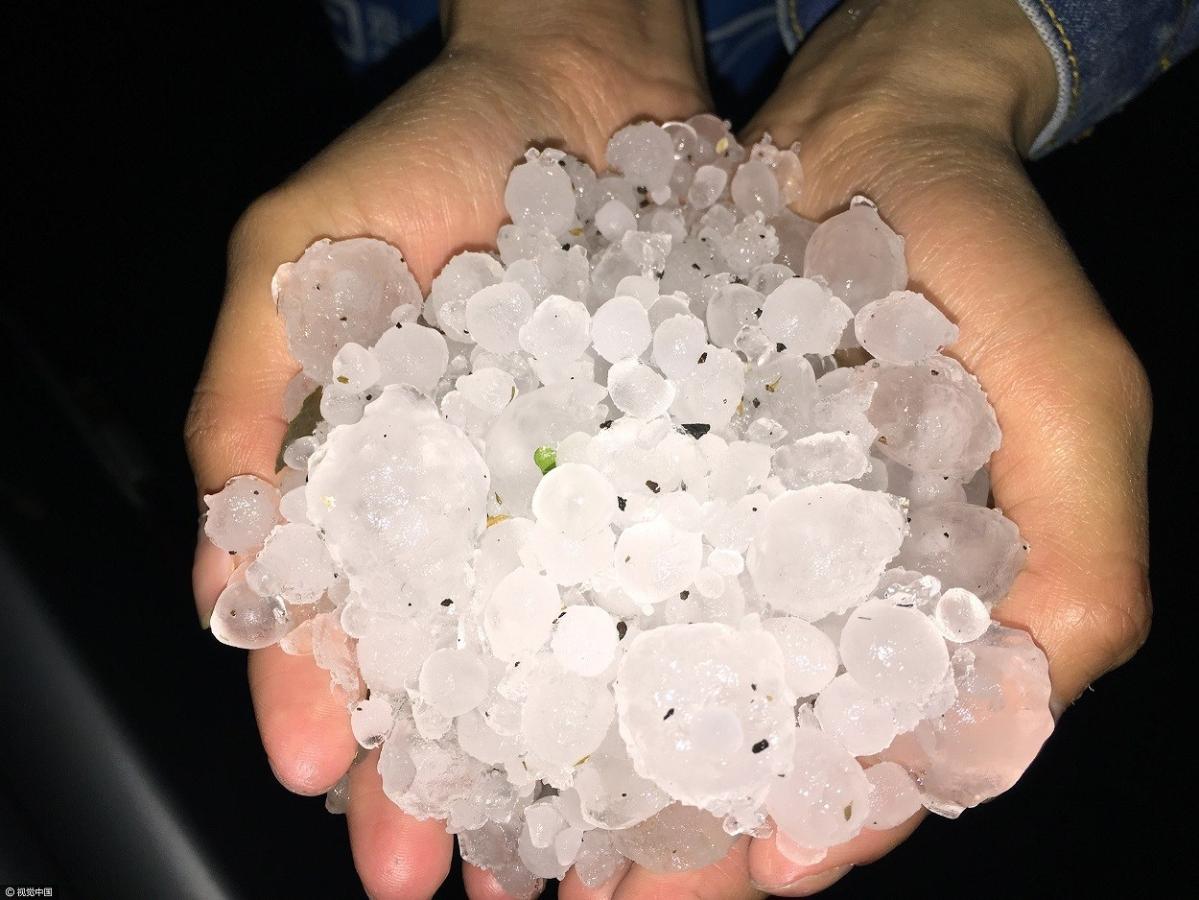 贵阳多地大雨冰雹 低洼处冰雹堆积像雪山