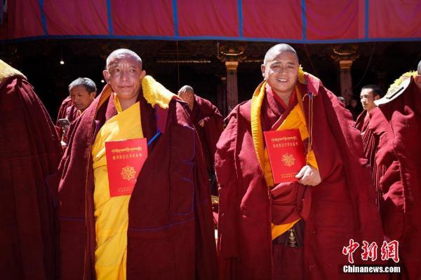 10名僧人获得 格西拉让巴 藏传佛教最高学位[1