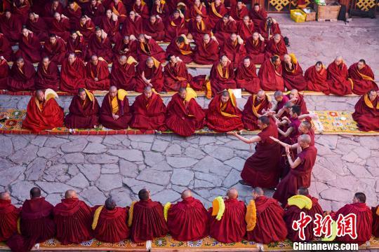 4月7日,藏传佛教格鲁派各大寺庙的僧人们向获得格西拉让巴学位的僧人