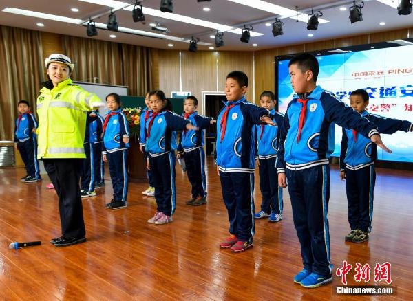 新疆交警为小学生讲解道路交通标志牌含义[3]