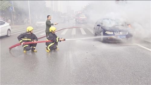 消防官兵在现场用水枪喷水灭火